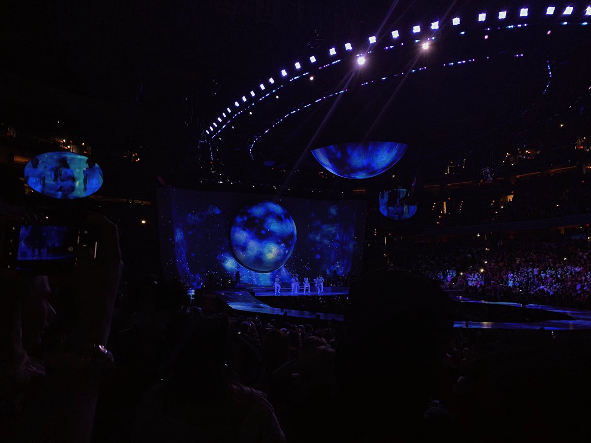coconilaa's tweet photo. a magical night seeing @ArianaGrande for the first time ever โข visuals, vocals & choreo! โข #SWTWashington https://t.co/uurChsG6ut