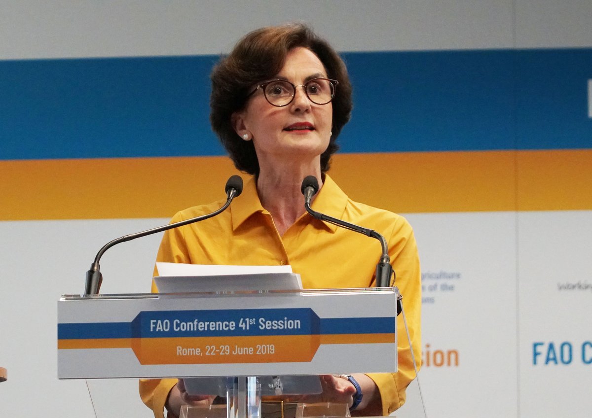 BMEL (@bmel) on Twitter photo Mit Catherine <a href="/geslainlaneelle/">Catherine Geslain-Lanéelle</a> stellt die #EU eine kompetente Kandidatin für das Amt der Generaldirektorin der <a href="/FAO/">Food and Agriculture Organization</a>.
In einer starken Rede stellt sie eine nachhaltige Strategie gegen #Hunger und #Armut vor.
Deutschland unterstützt die gemeinsame Kandidatin der #EU. Mit Catherine <a href="/geslainlaneelle/">Catherine Geslain-Lanéelle</a> stellt die #EU eine kompetente Kandidatin für das Amt der Generaldirektorin der <a href="/FAO/">Food and Agriculture Organization</a>.
In einer starken Rede stellt sie eine nachhaltige Strategie gegen #Hunger und #Armut vor.
Deutschland unterstützt die gemeinsame Kandidatin der #EU.