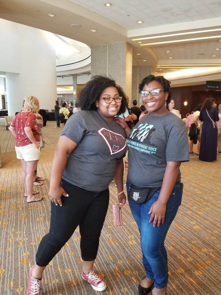 EFCTS's tweet photo. #EdRising2019 President elect @dajsha_ of @EFCTS @hilderbrandr @ReynSchools is being shown the ropes by the current President @shamira_peter https://t.co/pNd8mL7mRv