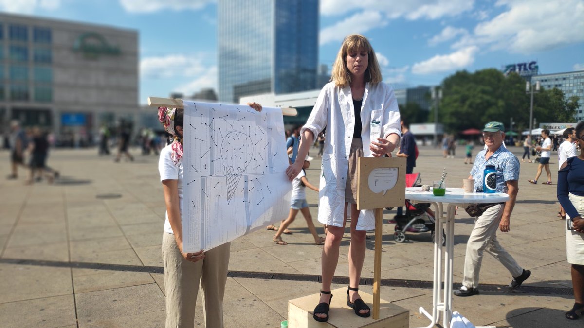 berlin_soapbox's tweet photo. Come and listen to Sarah M Loos talking about entropy, and understand how we can distinguish between past and future
#SoapboxScience19 #Berlin https://t.co/2IBNDhTPQA