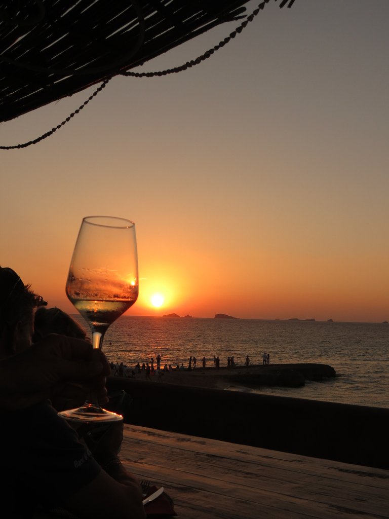 Hier krijg je toch meteen Ibiza kriebels van? Een mooie zonsondergang uitzicht over zee én een koud glas wijn.... #thegoodlife #ibiza ibizagevoel.nl
