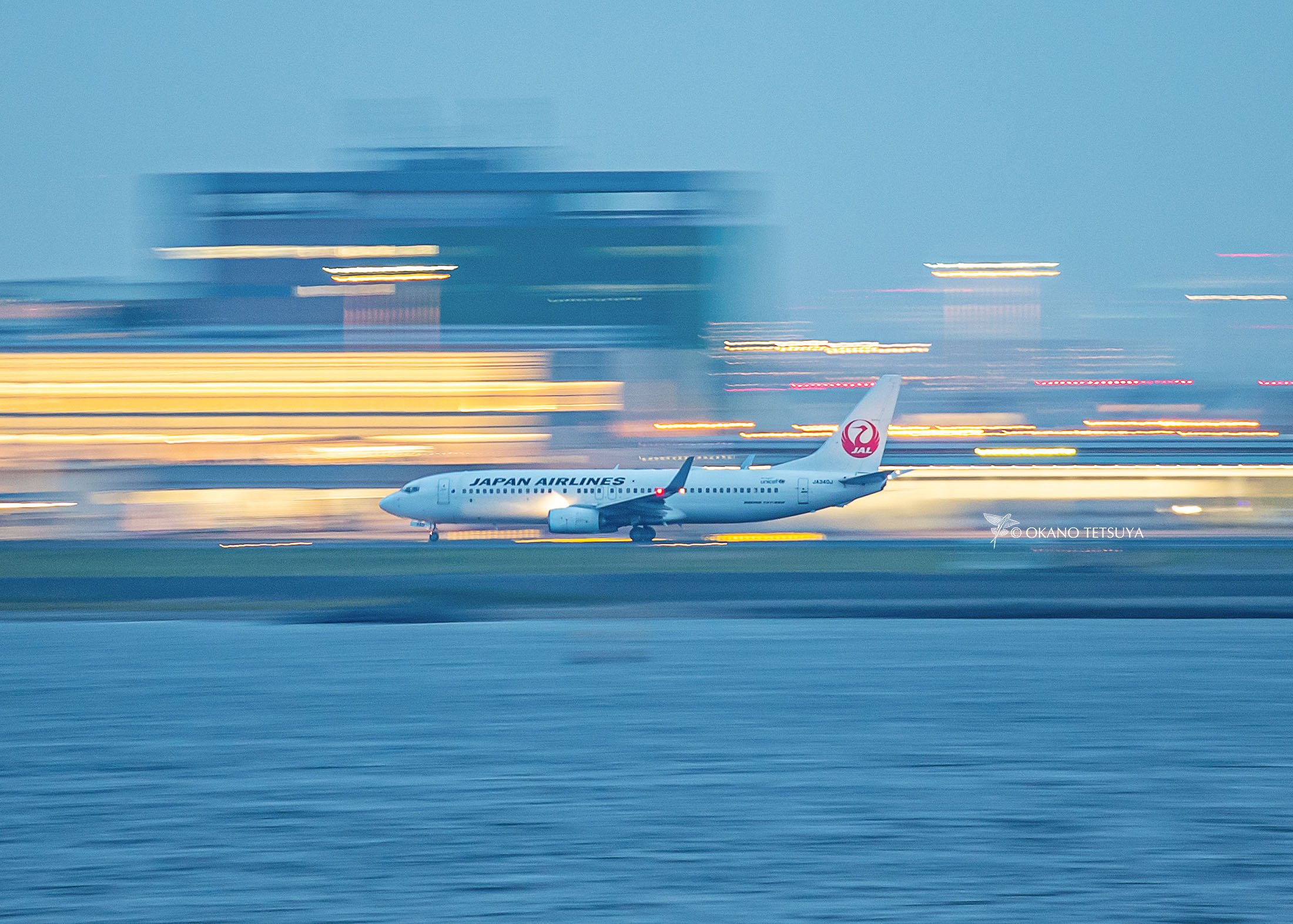 T Okano A Twitter 東海汽船はいいぞ この季節 八丈島航路便は19時ごろ羽田空港沖を航行します トワイライトタイムに離着陸する飛行機を真横から流し撮りし放題 まぁ 数分で通り抜けますが 日本航空 Boeing 737 800 Ja340j 1 6sec F5 6 400mm