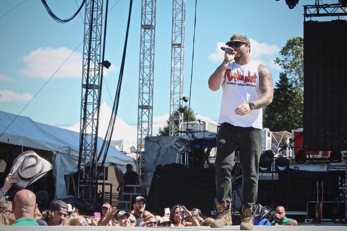 949WQMX's tweet photo. The ☀️ came out &amp; @imjoshphillips got the party started for #DayTwo of @CountryFestOhio! 📸: Justina Bucceri/ WQMX 
⁣⁣⁣⁣⁣
#WQMX #TheCountryFest #TCF10 #ClaysParkResort #DayTwo #JoshPhillips https://t.co/5AcgTpTjRy