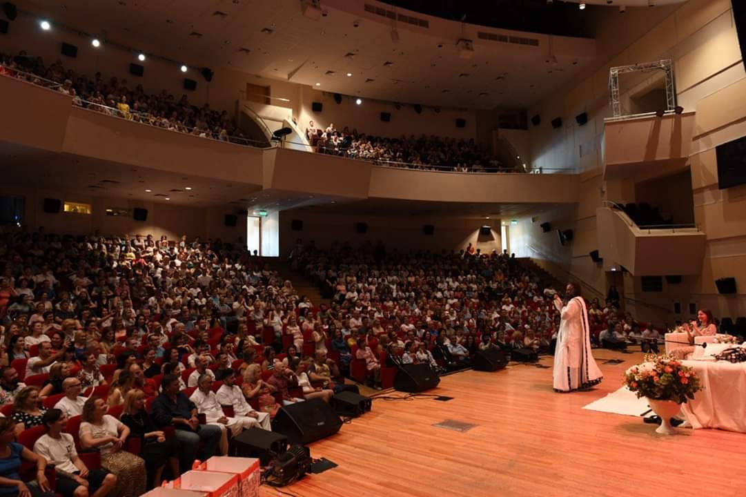 dineshaol's tweet photo. #UnveilingInfinity with #Gurudev @srisri in #Moscow #Russia https://t.co/JhPXiCTVov