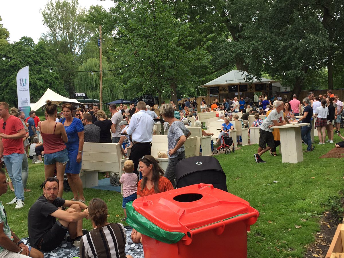bortkoelewijn's tweet photo. Full Color in Kampen. Overal (veel) gezellige mensen, leuke concerten, heerlijke hapjes en genoeg om onze dorst bij dit prachtige weer te lessen! https://t.co/WblIjvtggu