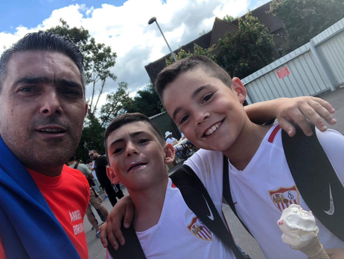 juanigoleador77's tweet photo. Señor @jluquejr no ha estado usted jamas con dos jugadores benjamines de tal categoría!!!
Disfrute usted de ellos y dale mil besos a mi niño!!!
#brunoyjuani https://t.co/SJWBYMzeEc