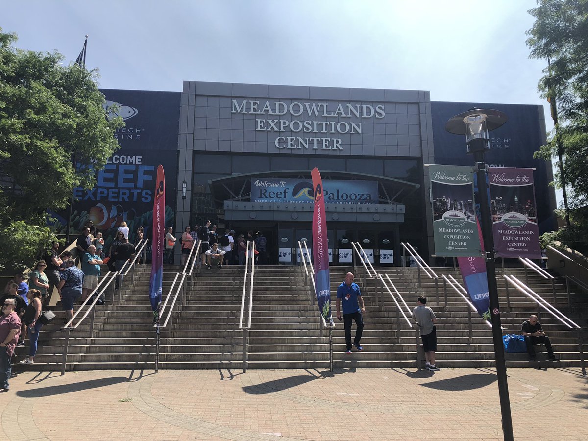 ReefSpy's tweet photo. Just arrived at Reef-a-Palooza NY, line is loooooooong! https://t.co/lDx2Z0jhfi