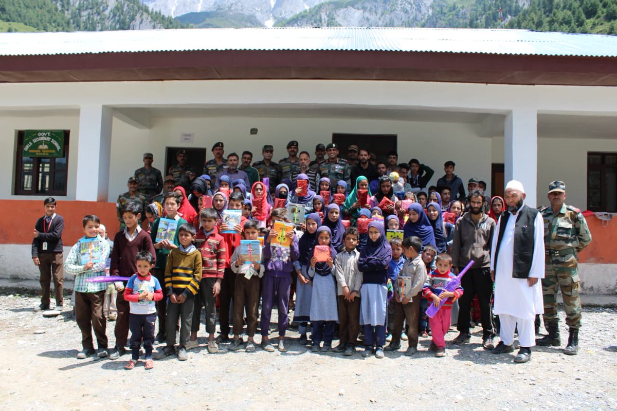 ChinarcorpsIA's tweet photo. #Army interacts with Gujjar-Bakarwal children at Sonamarg; #motto - Awam Aur Jawan, Aman Hai Muqam. Maintain #Peace, #Harmony & #Trust. Great response from the community for education & #sports. Given stationery & sports kits #TaleemSeTarraqi
#Kashmir #IndianArmy
@easterncomd https://t.co/FjkrGE2WNg