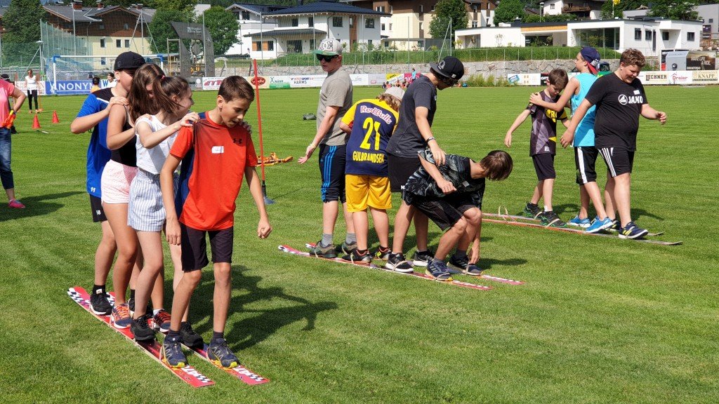nmsneukirchen's tweet photo. Am letzten Freitag gab es wieder einmal einen Bewegungstag der NMS Neukirchen, diesmal zusammen mit der VS Neukirchen. Bei herrlichem Wetter absolvierten die SchülerInnen in bunt gemischten Gruppen 15 Stationen. #nmsneukirchen #neukirchenamgroßvenediger #bewegungundsport https://t.co/WA7ty9Eej0