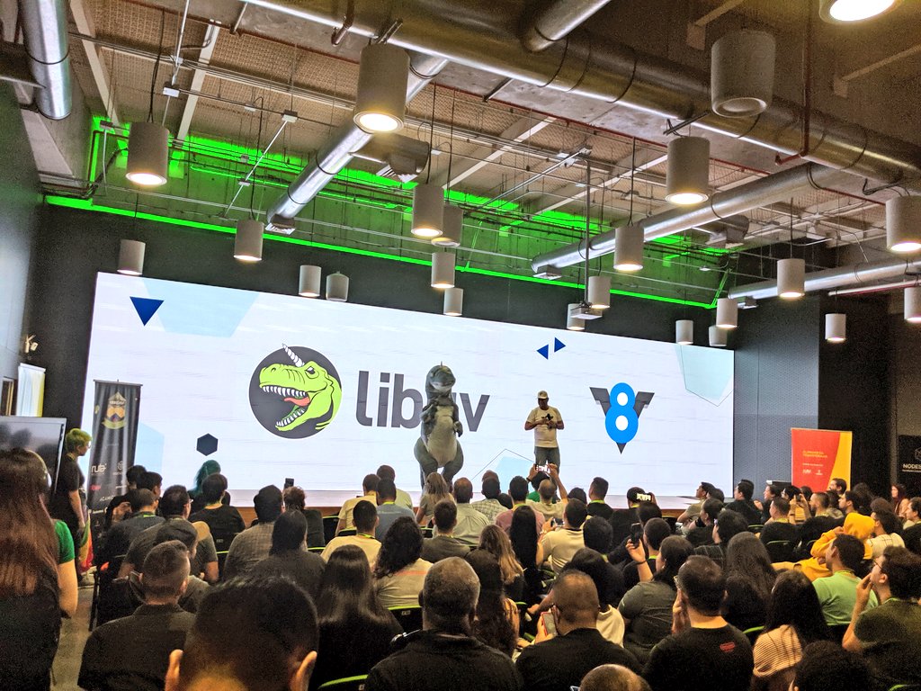 NodeConfCo's tweet image. Tuvimos en el escenario a #libuv y #V8

Presentando a nuestras MC

🦖