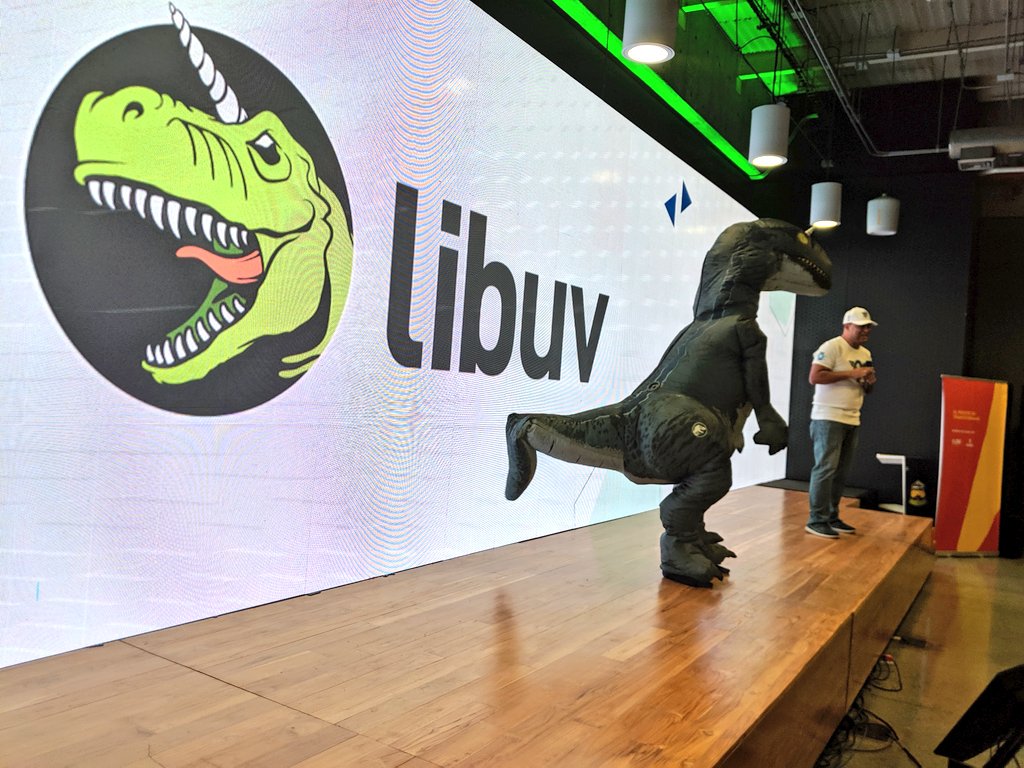 NodeConfCo's tweet image. Tuvimos en el escenario a #libuv y #V8

Presentando a nuestras MC

🦖
