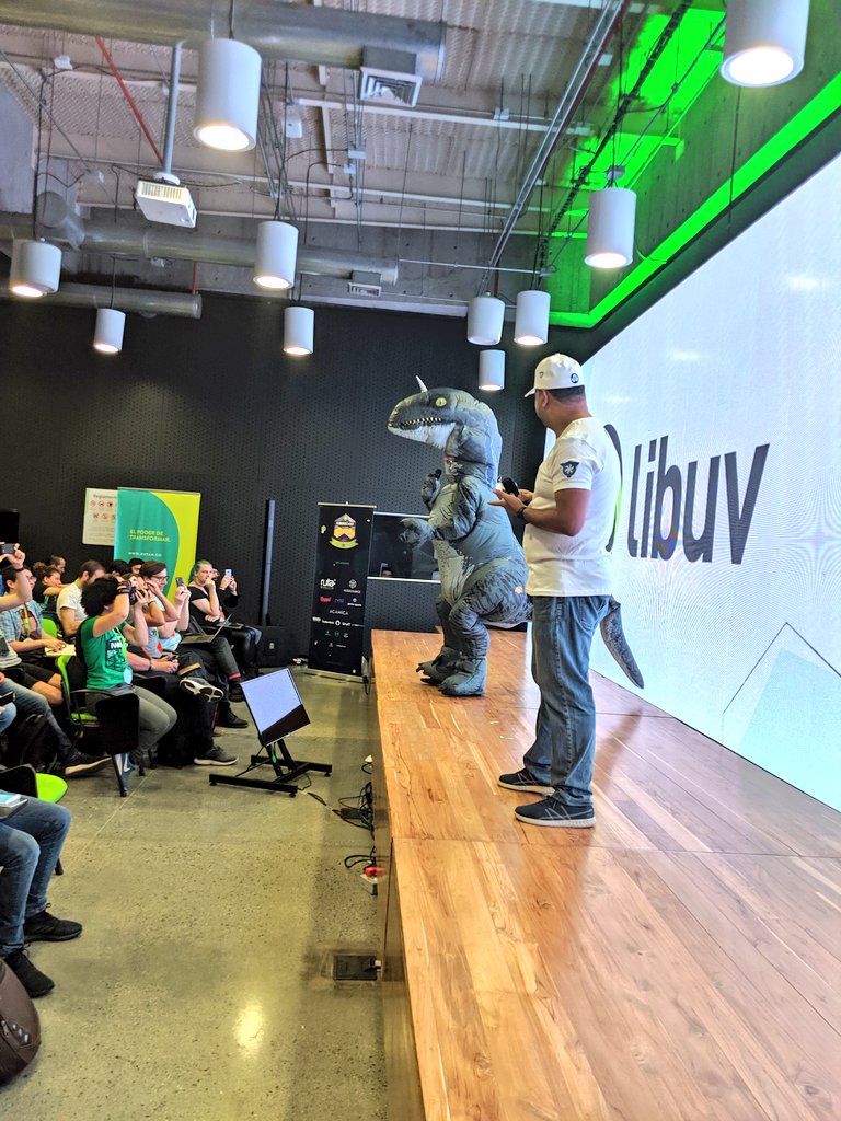 NodeConfCo's tweet image. Tuvimos en el escenario a #libuv y #V8

Presentando a nuestras MC

🦖