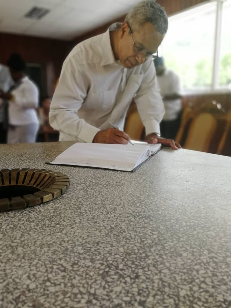Secretaria General de la @ACS_AEC y Viceministro 1° del @MINCEX_CUBA firman libro de visitantes durante su recorrido por el complejo histórico II Frente Oriental. #Cuba #SantiagodeCuba #ExpoCaribe2019