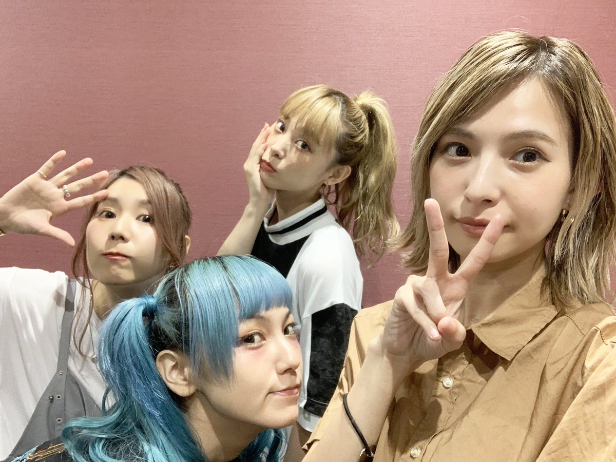 SCAKOU0416's tweet photo. ねぇ、、、、
今日のライブで
TOMOMIがノリノリでグルグル回ってさ
HARUNAが
「なんしよん？この人？」みたいな目でやってる所

ちょーーー可愛すぎたんやけど
わかります？笑
#SCANDAL
#scandal_fsm https://t.co/8uYe9nk8YX