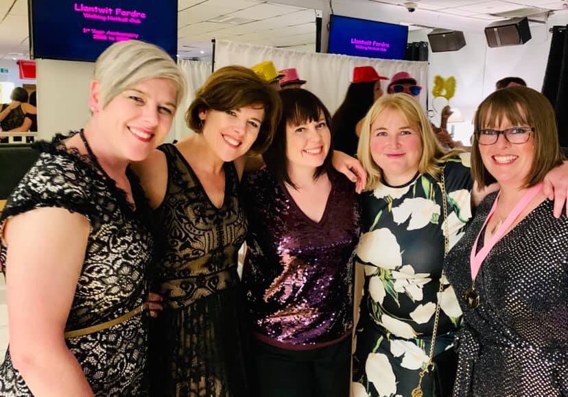 GlamGirlsWI's tweet photo. Fabulous evening celebrating @w_net_Llantwit first year anniversary🍾 It was our pleasure to sponsor the ‘Mindfulness and Well Being’ award and present it to the one and only @hootsp @WomensInstitute @NFWIWales @WILifemagazine https://t.co/3TIwNlHs0J