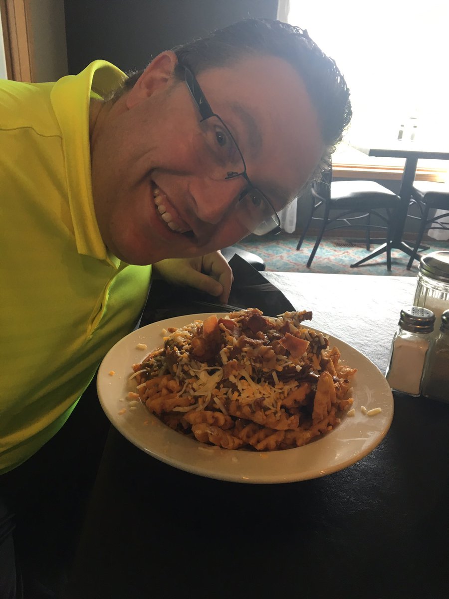 stevenfoster1's tweet photo. Bacon Cheeseburger poutine (for 6?) FTW! Extra gravy not pictured. #nomnomnom https://t.co/1d43VmVEaf