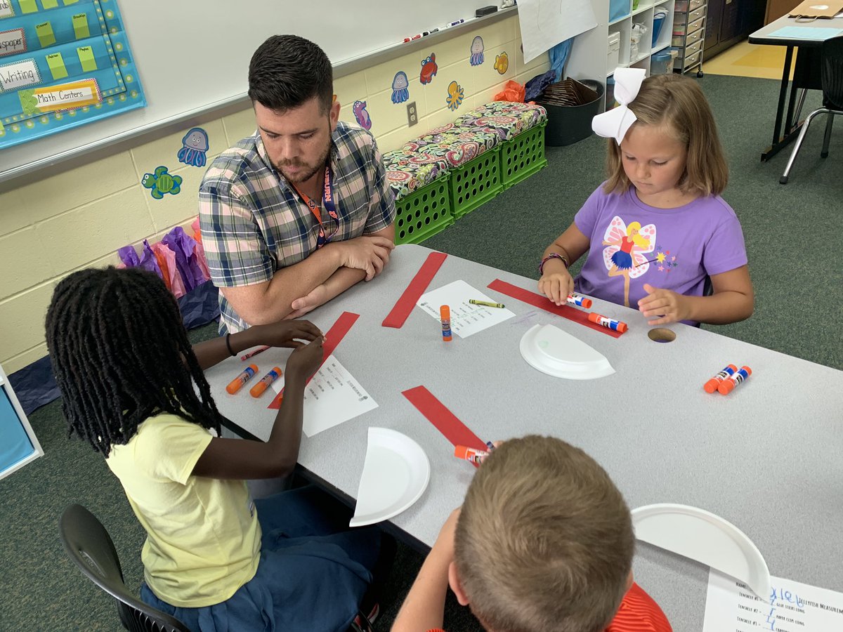 SchoolBurleson's tweet image. Using standard units of measurement to measure jelly fish tentacles before making jellyfish art! #integrationiskey #nomoreisolatedsubjects @AthensState #myfebsa