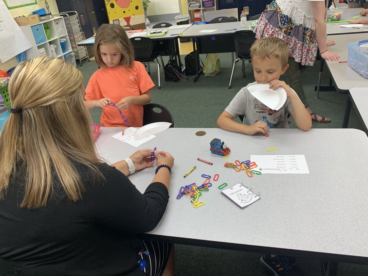 SchoolBurleson's tweet image. Using standard units of measurement to measure jelly fish tentacles before making jellyfish art! #integrationiskey #nomoreisolatedsubjects @AthensState #myfebsa