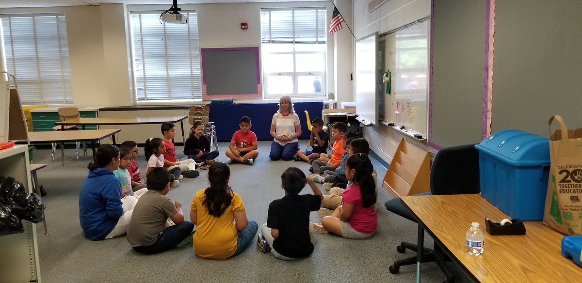 We caught Mrs. <a href="/BoniBonifaz/">Cecilia Bonifaz</a> yesterday in her last section of Mindfulness. <a href="/BarrettAPS/">KWBarrett Elementary</a> <a href="/KWBTorres/">Cristina Torres</a> @rosacbriceno <a href="/mariablanco74/">Maria Blanco</a> #kwbpride