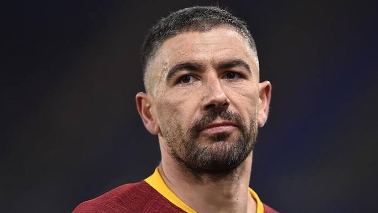 UEFA'dan olası FFP cezasını da dikkat alan FBahce, hamlelerini son derece titiz bir şekilde gerçekleştirmek istiyor. Roma'nın Sırp yıldızı Aleksandar Kolarov ile 2+1 yıllık anlaşma sağlayan Fenerbahçe, 2 transferi daha sona erdirmeyi bekliyor. #Kolarov #Fenerbahce #transfer