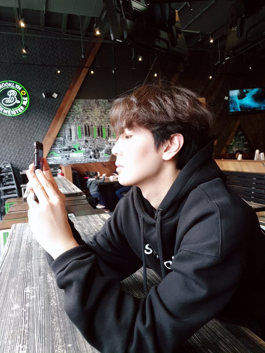 sf9_france's tweet image. 📷 • 22.06.19 ─ TWITTER

↳ Cadeau de Youngbin🎁

#PointTueur #MachoîredeEthan 
#Ethan regarde son téléphone d&apos;une façon sexy
#Chani avec des dents sensibles
#LookElegant

#YOUNGBIN