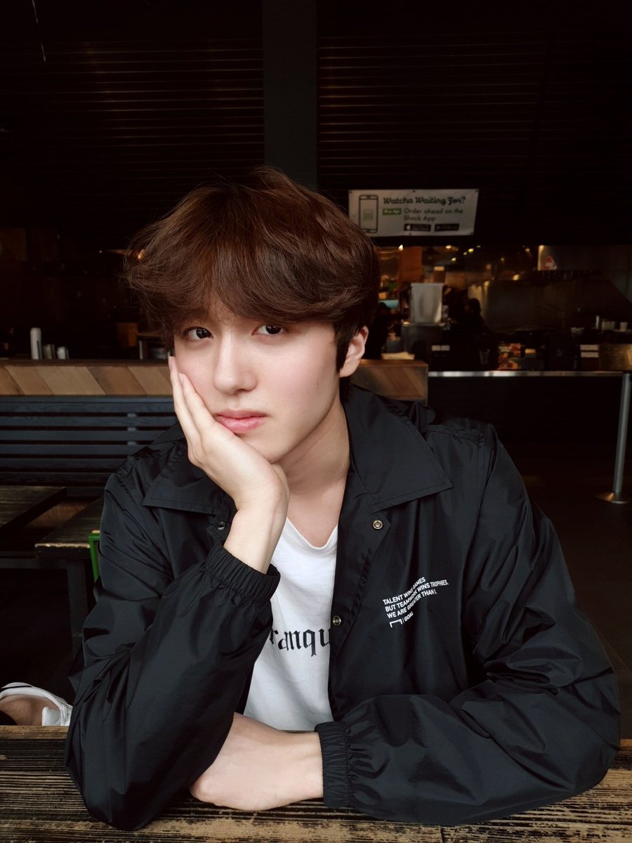 sf9_france's tweet image. 📷 • 22.06.19 ─ TWITTER

↳ Cadeau de Youngbin🎁

#PointTueur #MachoîredeEthan 
#Ethan regarde son téléphone d&apos;une façon sexy
#Chani avec des dents sensibles
#LookElegant

#YOUNGBIN