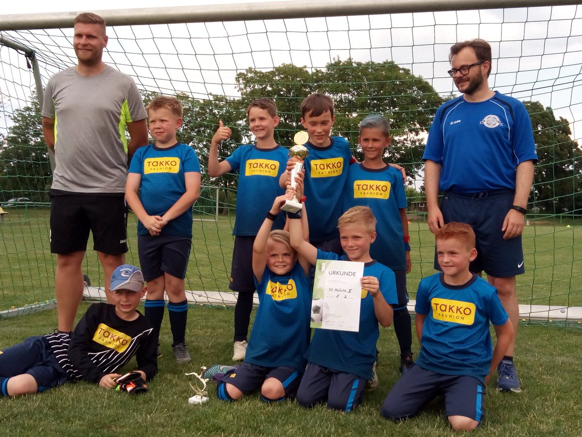 muekun's tweet photo. 2.Platz. 5 Siege. 1 Niederlage. 1 Gegentor im ganzen Turnier. Und das als junger Jahrgang. Da kann man schon stolz sein auf seine Jungs! #MoGoNo #Leipzig #E2Jugend https://t.co/XJ4I2ivBrl