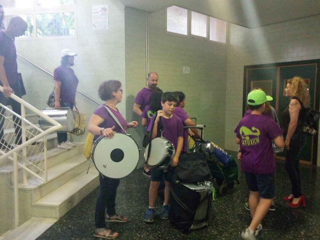 MiramFundacio's tweet photo. Preparativos de la IV Gala de Artes Escénicas 🎭🥁🎶🥰
Ricardo y Pablo probando sus instrumentos... Mateo y Alba recaudando..
@PC_SantaAna @ArcoIrisSL #bkid #ClubDeportivoArnau
#autismo #TEA #AutismoValencia #GalaSolidaria #GalaBenéfica #GalaArtesEscénicas #inclusión #solidaridad https://t.co/PMAUfZfFSl