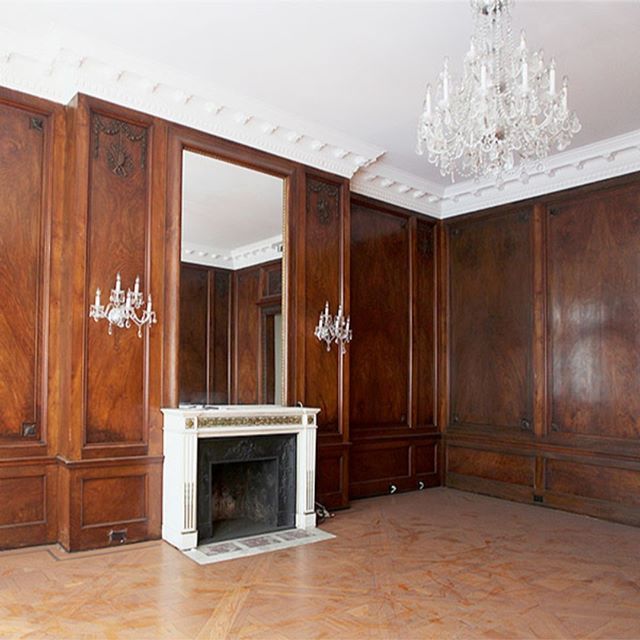 DemolitionDepot's tweet photo. Burled #wood complete #paneled #room having beautifully carved garland and cartouche ornament which continues in paneling over #doors. Door frames have carved guilloche trim. Includes Georgian style marble mantle.
.
Item 29324 - https://t.co/9GTiKTtttg https://t.co/k0lLqznmwu https://t.co/FbkraBBTYZ