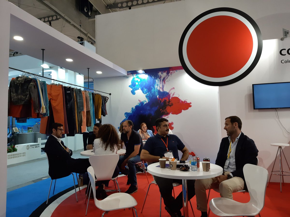 scomunicacio's tweet photo. Hoy día de sesión de fotos en el stand de Color Center en la feria ITMA.
...
Avui dia de sessió de fotos a l'stand de Color Center a la ITMA.
#colorcenter #ITMA2019 #itma #barcelona https://t.co/cwTnbUVRDU