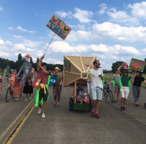 Wir sind die Stadt! Heute sind wir vom Schillerkiez über das Feld zum Torhaus parodiert! War eine tolle Parade mit vielen beteiligten Initiativen (u.a. die ⁦⁦<a href="/KoaFreieSzeneB/">Koalition der Freien Szene Berlin</a>⁩) Heute Abend gibts noch Suppe und Live-Musik am letzten Abend des #Torhausfestivals. Kommt rum!