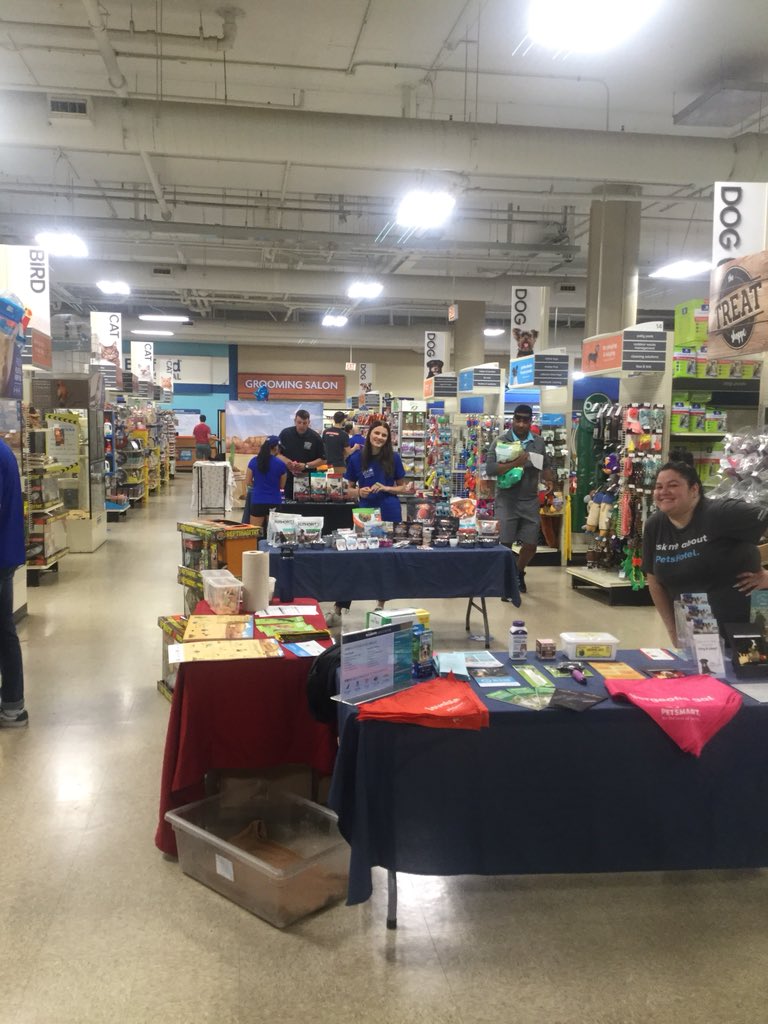 LoopPetsmart's tweet image. Come on down for the taste and get some free samples and ask any question of nutrition, grooming, training, etc.  @PetSmart @PetSmartAE #LifeAtPetsmart #petsmartparties 12-4 1101 S. Canal St Chicago