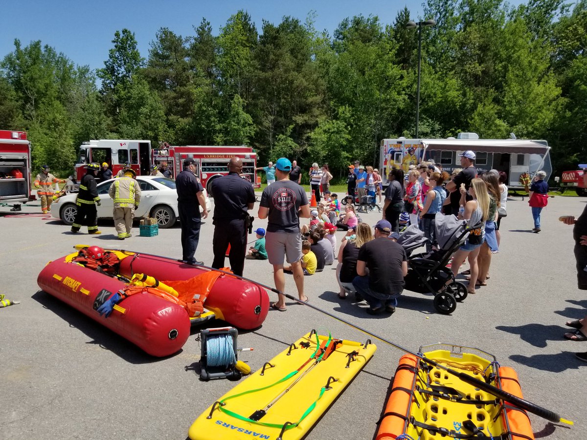 _markberney's tweet photo. Before crews began the demo I had the opportunity to discuss #HomeFireSafety to the crowd including #MayorDrew & #RegionalChairHenry. Kids were challenged to question their families #HomeEscapePlan and #SmokeAlarms @TwpofScugog https://t.co/h6Thp2M2S6