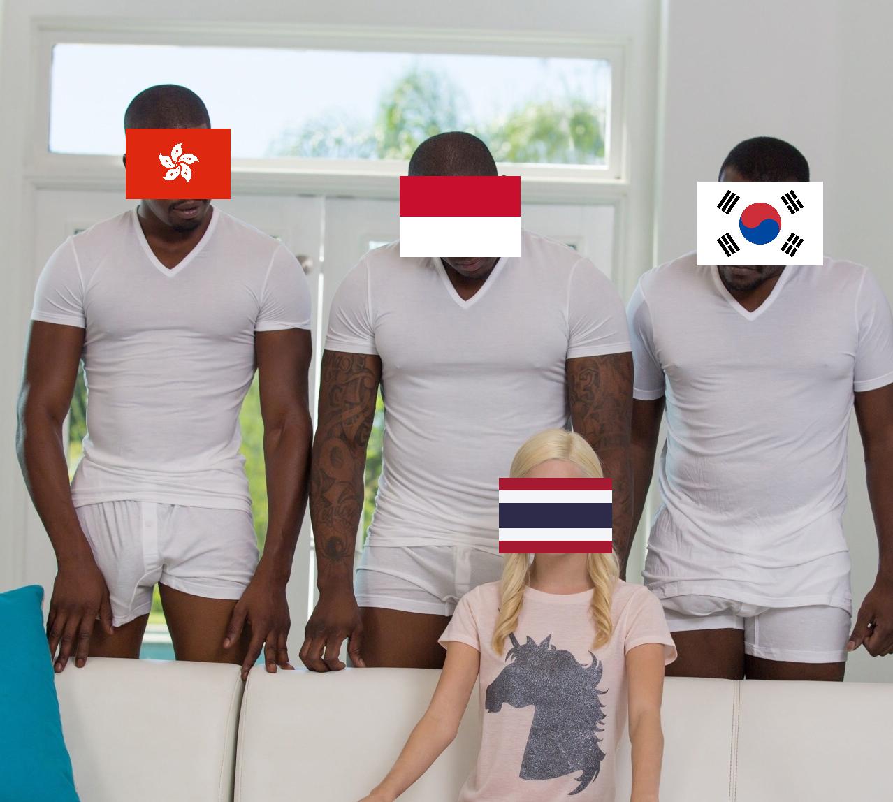 негры и белая на диване
