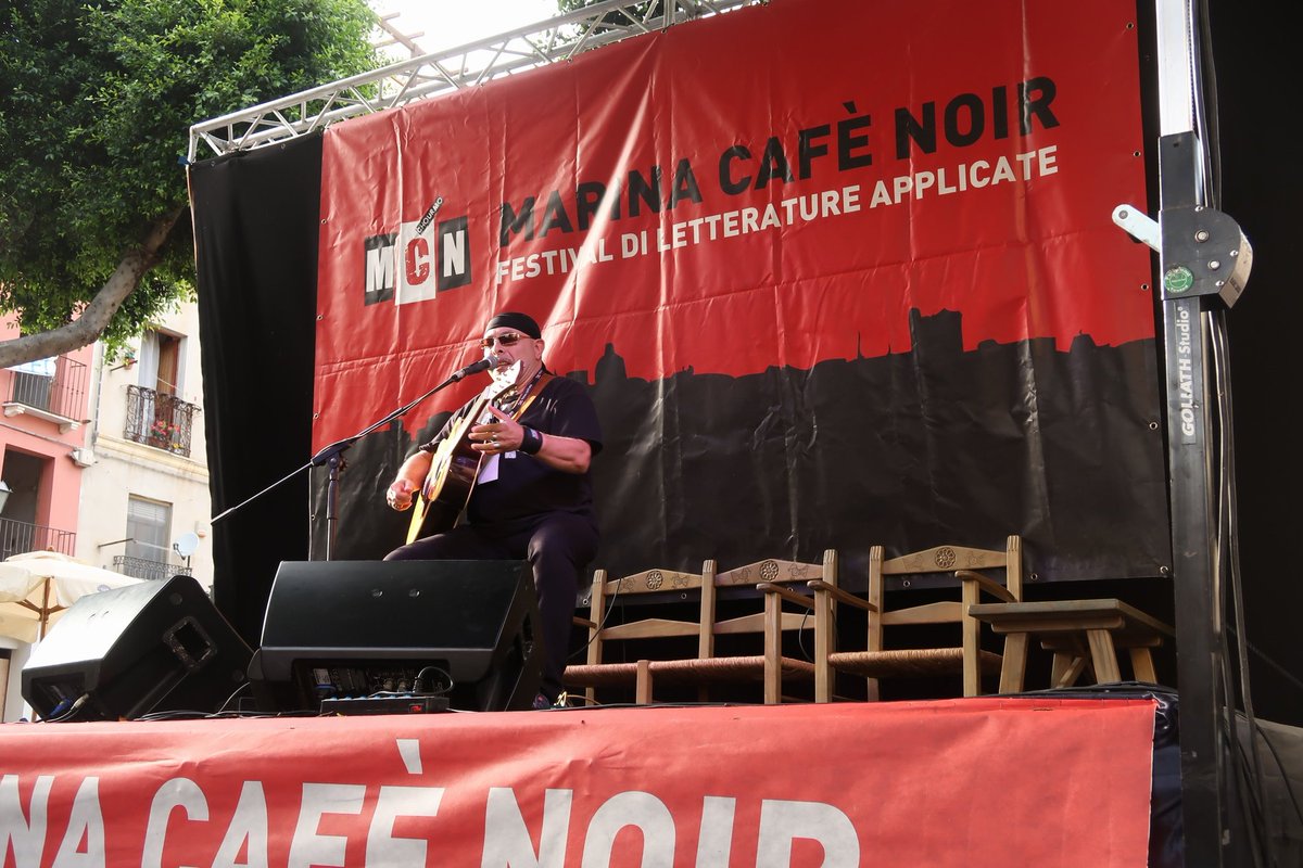 Iniziamo con #MCNSONUS 
#FromMemphistoMarina
#VittorioPitzalis introduce questa terza e ultima serata del Festival con il suo brano "Jimmy James"

#mcn #ilcontrariodiuno