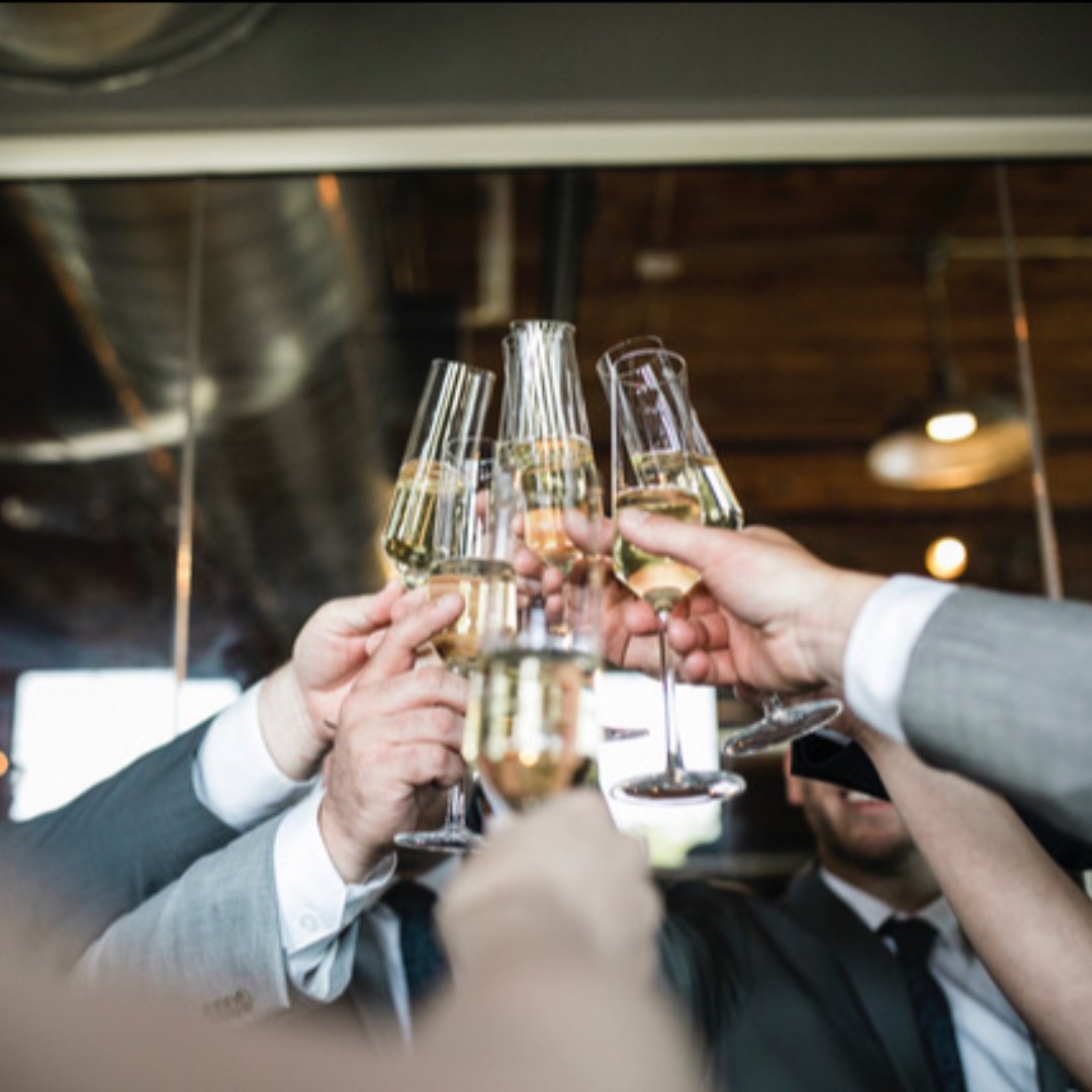 CGSolarArts's tweet image. Cheers! 🥂 No wedding is complete without a champagne toast. #cheers #minnesotawedding