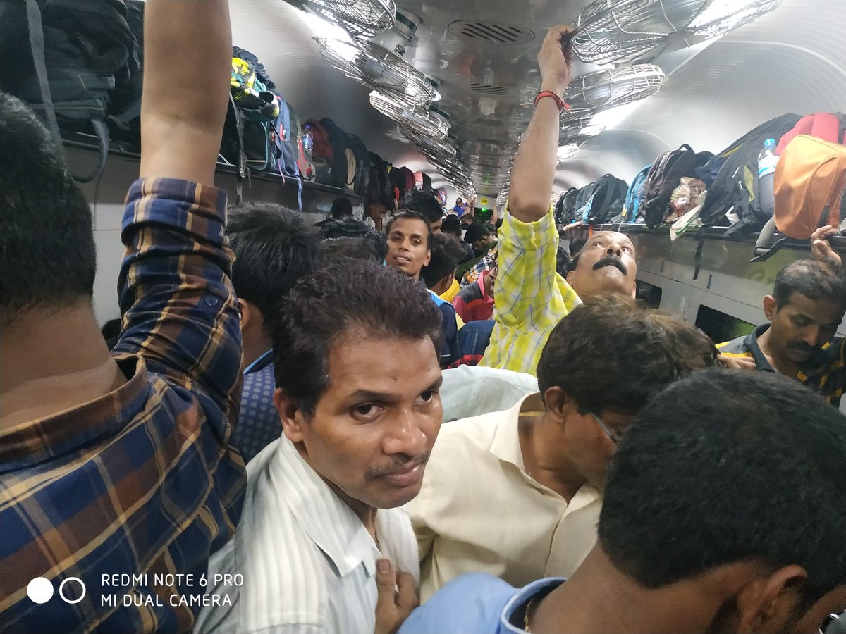 seemadatte12's tweet photo. मुंबई मडगाव कोकण कन्या एक्स्प्रेस, गाडी अगदी सुंदर केलीये...गोरी गोमटी दिसते मात्र हे करताना गाडी कशी सुंदर आणि आकर्षक दिसेल याचाच कदाचित विचार केला गेला असणार, आता हे हाल गणपतीत मात्र देवालाच माहीत #centralrailway #IndianRailways https://t.co/WK6T6ru1aX