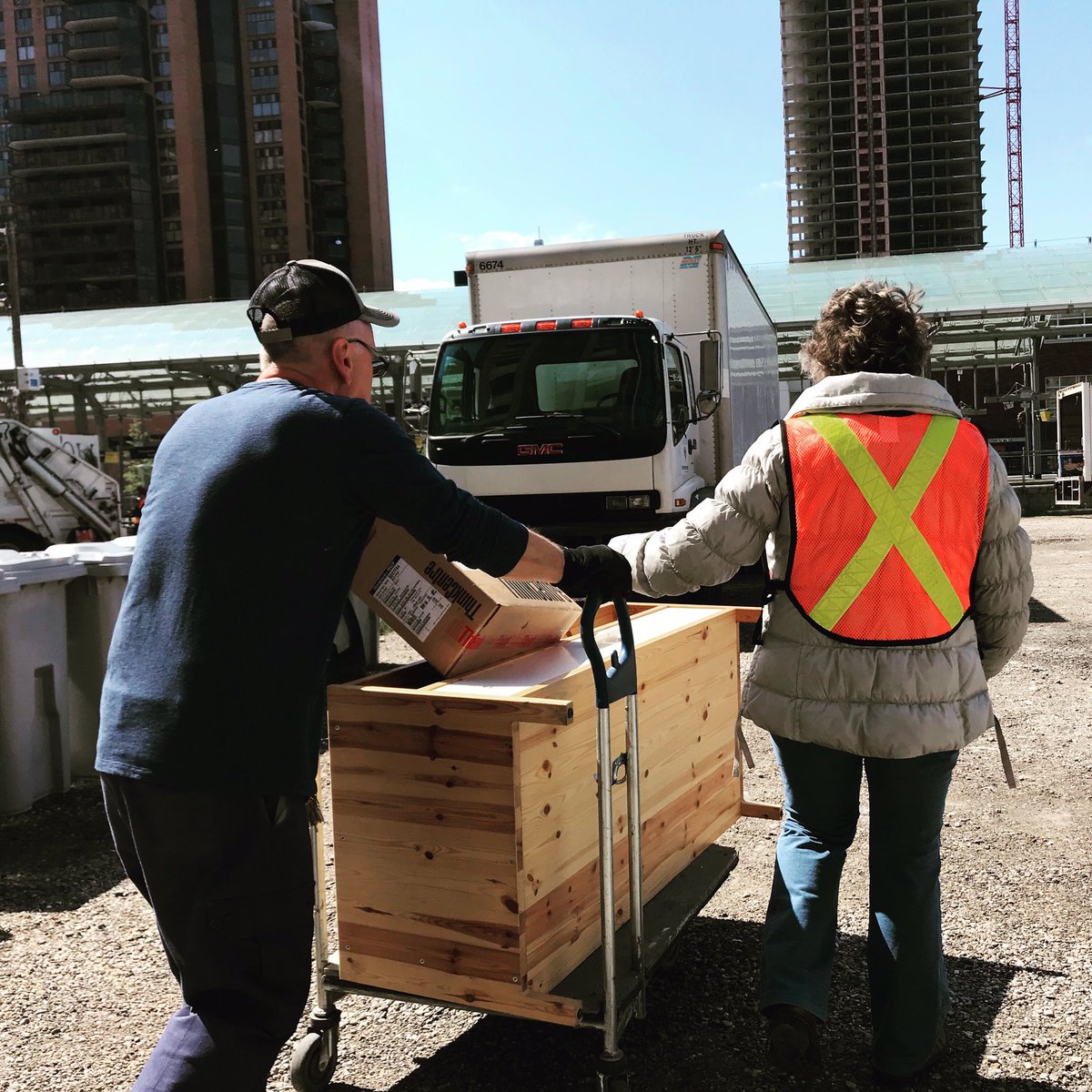 DowntownWestYYC's tweet photo. Neighbours helping neighbours! Come take part in our #downtownwestyyc community cleanup. The @cityofCalgary @LondonDrugs, Re-Matt and @winsyyc are all here taking in old clothes, furniture, mattresses, appliances and paperwork until 2 pm. #yyc #yycevents #calgary https://t.co/guok3Roupv
