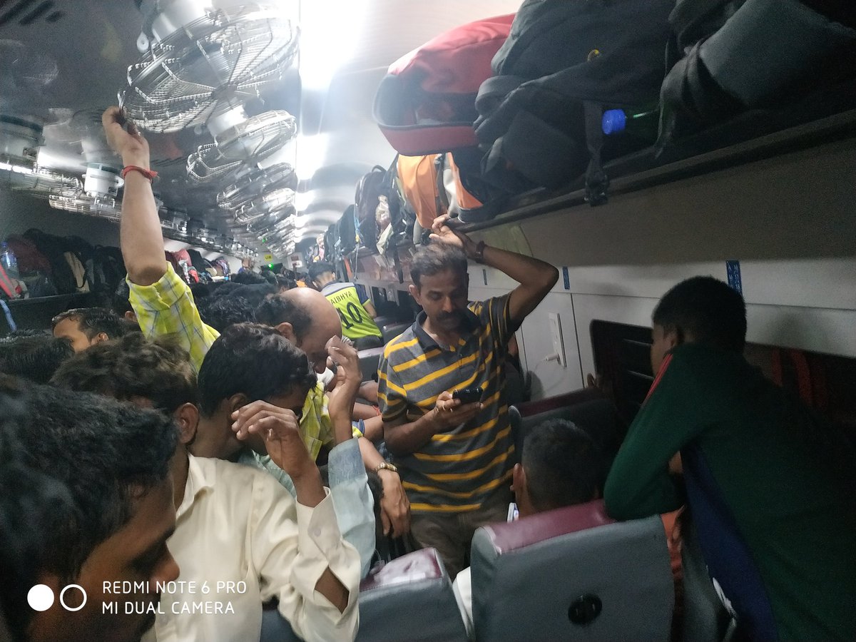 seemadatte12's tweet photo. मुंबई मडगाव कोकण कन्या एक्स्प्रेस, गाडी अगदी सुंदर केलीये...गोरी गोमटी दिसते मात्र हे करताना गाडी कशी सुंदर आणि आकर्षक दिसेल याचाच कदाचित विचार केला गेला असणार, आता हे हाल गणपतीत मात्र देवालाच माहीत #centralrailway #IndianRailways https://t.co/WK6T6ru1aX