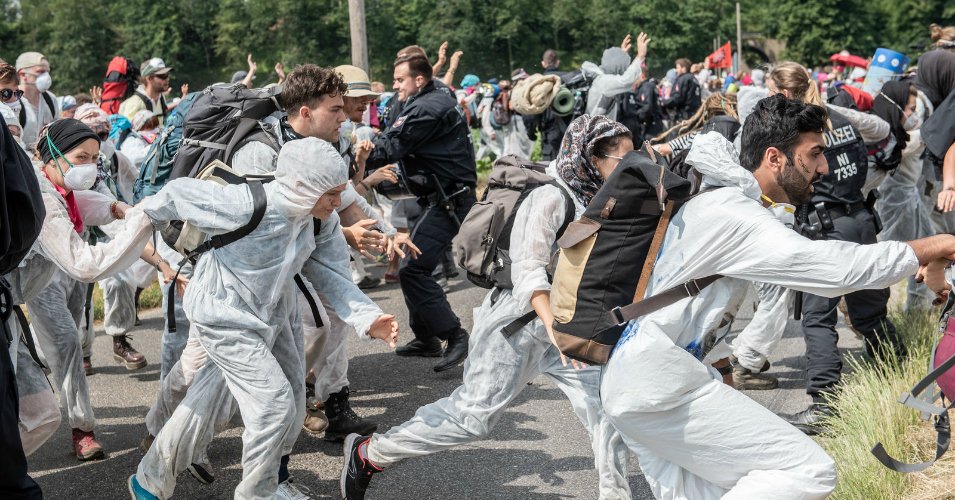 'We Are Unstoppable, Another World Is Possible!': Hundreds Storm Police Lines to Shut Down Massive Coal Mine in Germany commondreams.org/news/2019/06/2… #EndeGelaende: "This is about changing a destructive system that is based on the quest for infinite economic growth and exploitation."