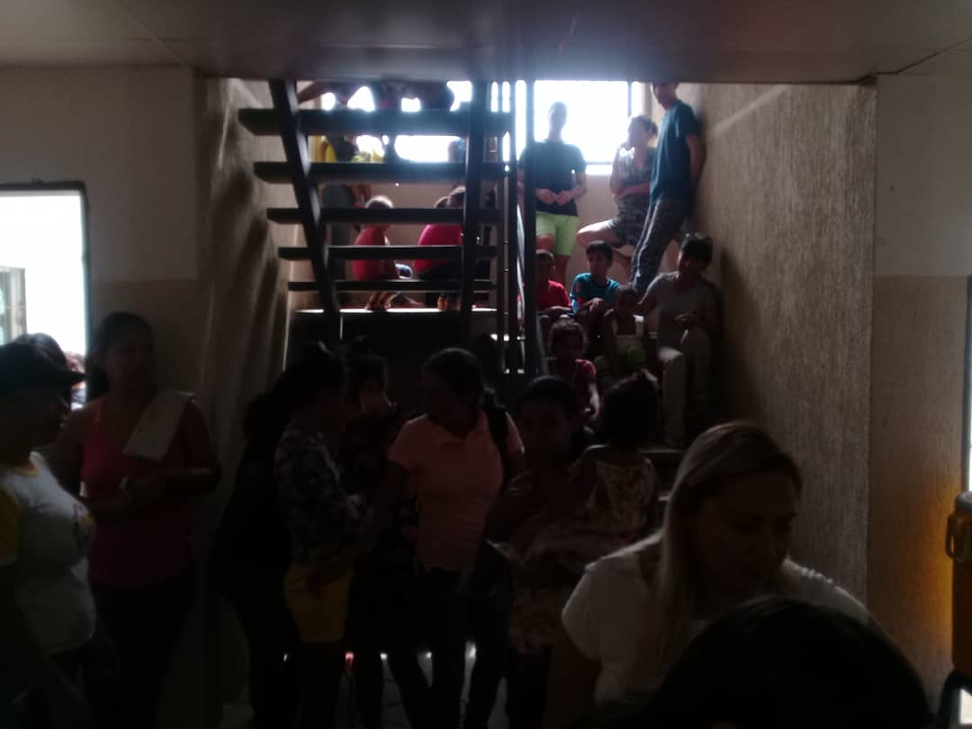 SUTRAMETALBOL's tweet photo. (2) Los Vecinos Anguie Rodriguez, Fanny Campos, Oriannys de Pastran,  y el Sindicato @SUTRAMETALBOL. #JuntoSomosMas.
#AquiNoSeRindeNadie. https://t.co/GqbQjY6L2T