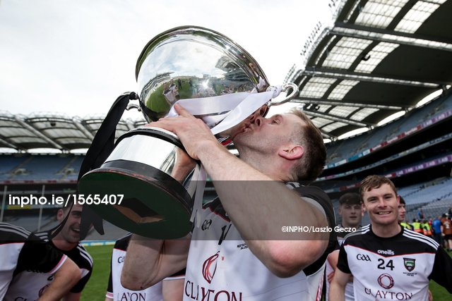 .@sligogaa's Keith Raymond kisses the Nicky Rackard Cup after they beat Armagh today @CrokePark!

#NickyRackardCup | #Hurling