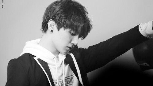 purplesNgreen's tweet photo. #TAEKOOKAU
They were young when they made a mistake of falling in love despite the fact that one of them was already committed to someone else.Jk was a fool when he reached out his hands to a crying Taehyung in the middle of the night. And Tae was stupid for accepting the hand! https://t.co/E0EJddSMKg