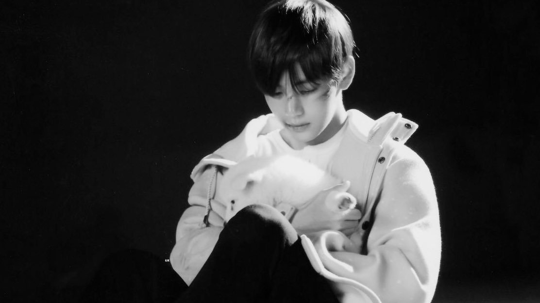 purplesNgreen's tweet photo. #TAEKOOKAU
They were young when they made a mistake of falling in love despite the fact that one of them was already committed to someone else.Jk was a fool when he reached out his hands to a crying Taehyung in the middle of the night. And Tae was stupid for accepting the hand! https://t.co/E0EJddSMKg