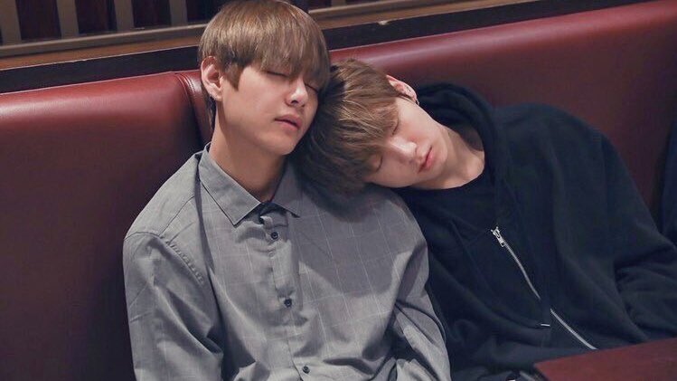 purplesNgreen's tweet photo. #TAEKOOKAU
They were young when they made a mistake of falling in love despite the fact that one of them was already committed to someone else.Jk was a fool when he reached out his hands to a crying Taehyung in the middle of the night. And Tae was stupid for accepting the hand! https://t.co/E0EJddSMKg
