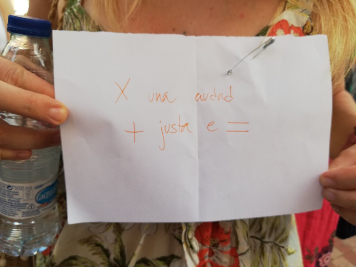 Muchas personas con cultura en la alegre y animada celebración de #ApoyamosLaGasolinera