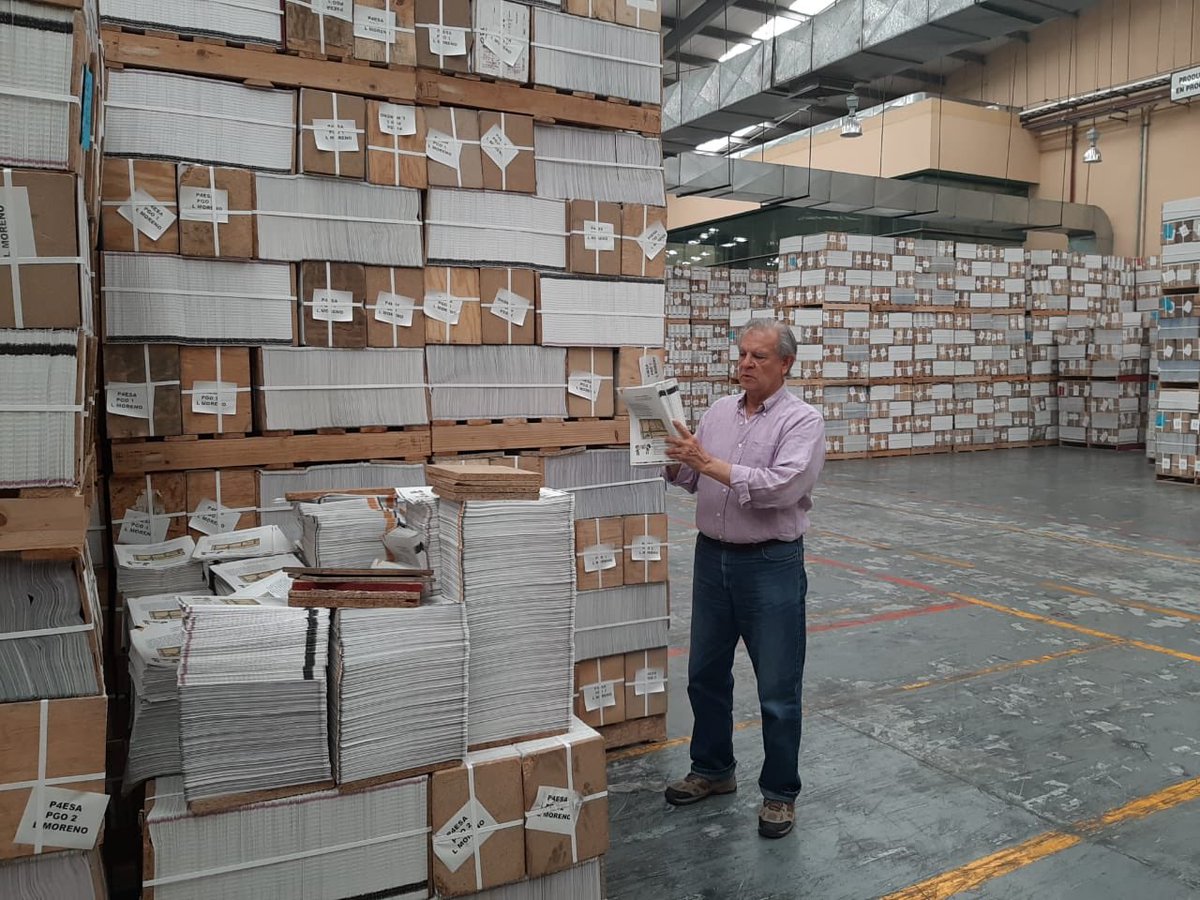Conaliteg's tweet photo. #ElDíaDeHoy nuestro Director, Antonio Meza, encabeza la supervisión del proceso de producción y distribución de los #LibrosDeTextoGratuitos en la planta y almacén de #Querétaro. 

Seguimos trabajando para cumplir con nuestras niñas y niños de #EducaciónBasica https://t.co/4syVFF3KA3