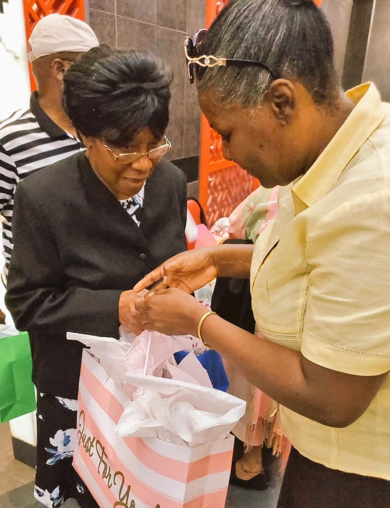 darling_emile's tweet image. Les aînés honorés par des membres de la communauté francophone.  #favorisons la participation sociale des aînés dans une perspective de vieillissement en santé #briser  l'isolement  pour bien veillir  @TAIBU_CHC @Kay Créole