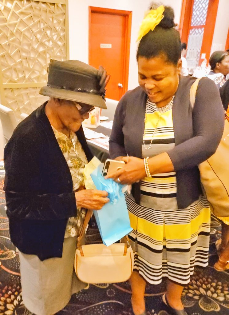 darling_emile's tweet image. Les aînés honorés par des membres de la communauté francophone.  #favorisons la participation sociale des aînés dans une perspective de vieillissement en santé #briser  l'isolement  pour bien veillir  @TAIBU_CHC @Kay Créole