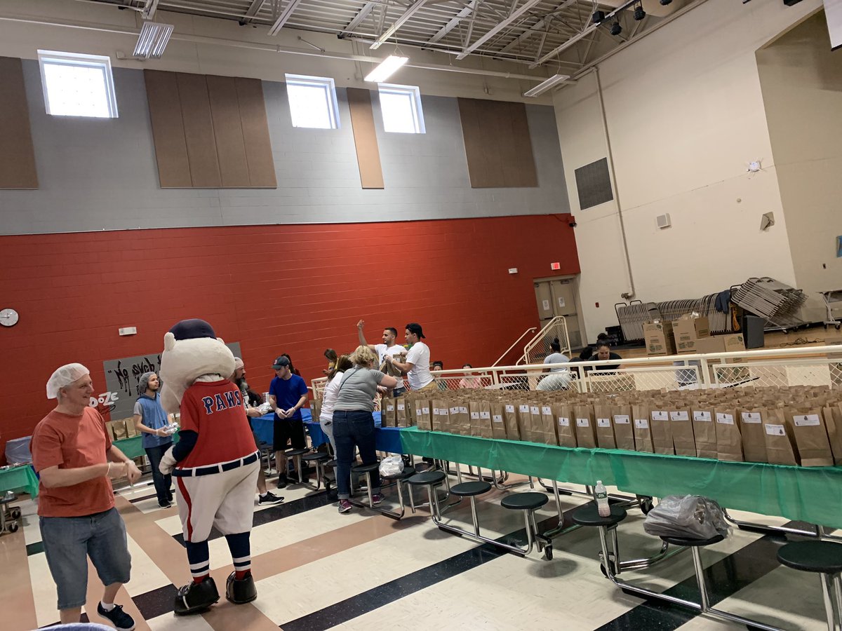 Hey_JessV's tweet photo. Grateful to have been part of this moment! Shoutout to Hungry Friday’s for giving our over 950 hot lunches in #CentralFall #Pawtucket #PVD https://t.co/MydKeGdkiX